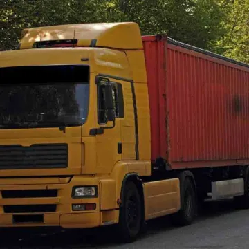 Rīgā aizliedz kravas transporta kustību cauri pilsētas centram