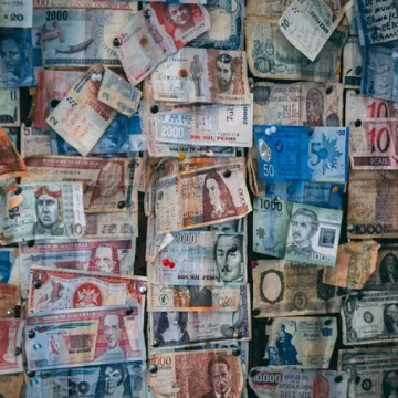 Аргентина девальвирует свою валюту более чем на 50%