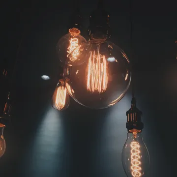 Uz diviem gadiem ierobežo elektroenerģijas sadales tarifu kāpuma maksimālos apmērus