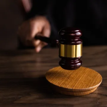 Izskata lietu par darba devēja uzteikuma atsaukumu