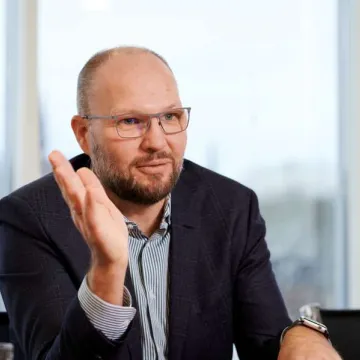 Sirds sāp par mazajiem