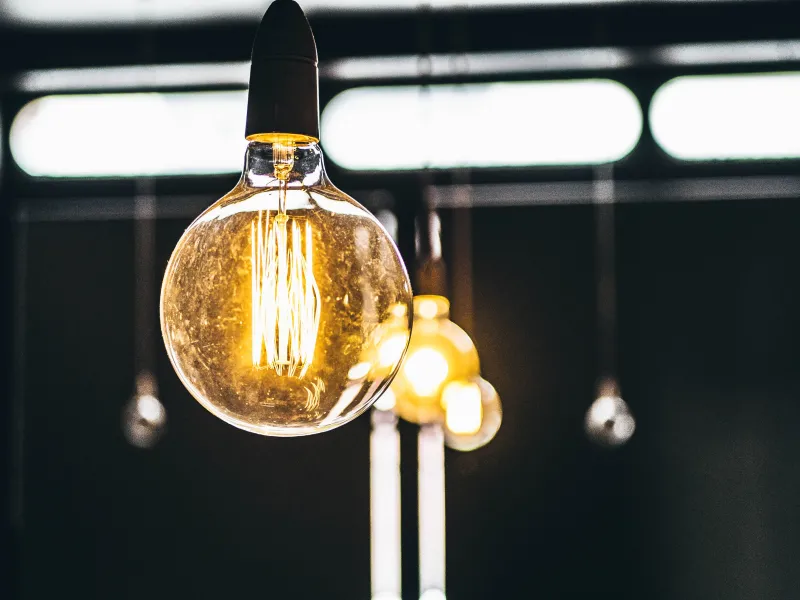 Elektroenerģijas cenai grib noteikt griestus
