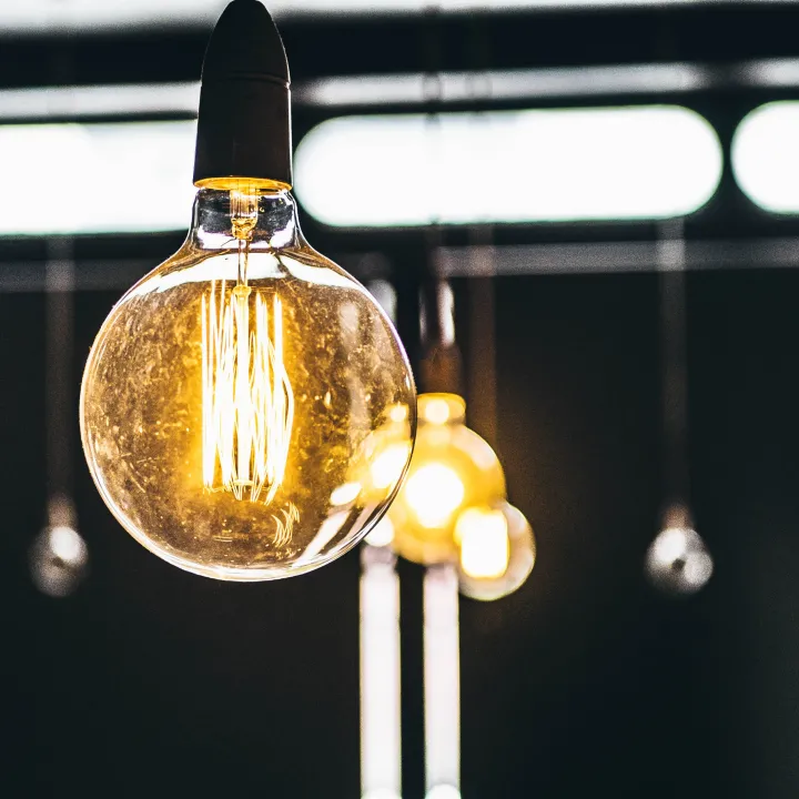 Elektroenerģijas cenai grib noteikt griestus
