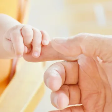Vai iespējams strādāt nepilnu darbalaiku, saglabājot bērna kopšanas pabalstu?