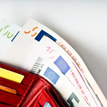 Vai autoratlīdzību  saņēmēju maciņi kļūs plānāki?