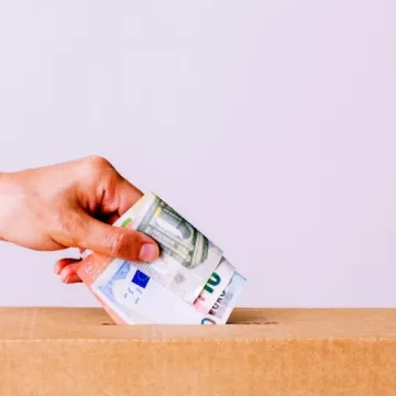 Ziedojumu kastes veikalā – vai tiesiski regulētas?