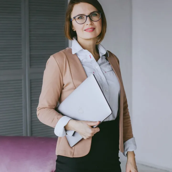 Darba vietas ģērbšanās kodekss: kur ir robeža starp personīgo stilu un profesionālo tēlu?