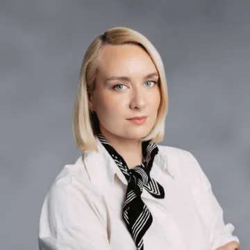 Gandrīz 1/2 komunikācijas speciālistu sagaida darbinieku skaita samazināšanos MI dēļ