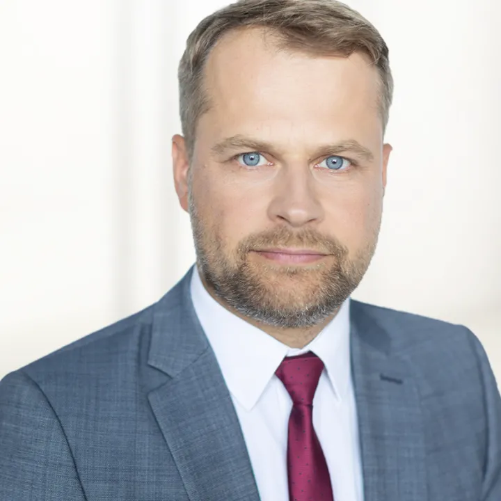 Vai Latvijas uzņēmumi savstarpēji drīkst slēgt līgumu angļu valodā?