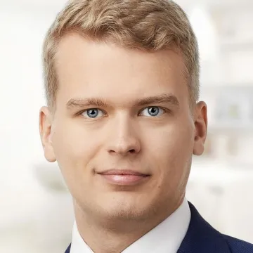 Vai valdes locekļa atbildību var piemērot citai personai?