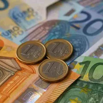 Vidējā bruto alga gada laikā augusi par 7,8% līdz 1835 eiro