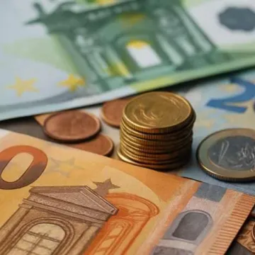 Kas jāzina par izmaiņām pabalstos un nodokļos 2026.gadā